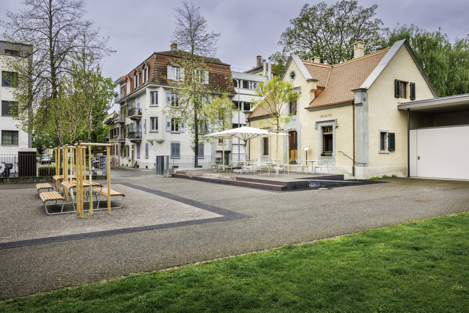 BIEL BIENNE - 16APR25 - Le p’tit Schluck Buvette im alten Pfoertnerhaus im Stadtpark Biel.
https://leptitschluck.ch
Betrieben wird die Buvette von der Residenz Au Lac. In enger Zusammenarbeit mit dem Jugendkulturhaus X-Project werden generationenverbindende, soziokulturelle Veranstaltungen organisiert.
Residenz Au Lac
Tel. 032 328 29 30
info@residenz-au-lac.ch
X-Project
Tel. 077 486 41 08
office@x-project.ch
Biel Bienne, Mittwoch 16. April 2025
© SEVERIN NOWACKI Fotograf BR Postfach CH-3001 Bern Switzerland +41 79 761 33 46 PC 30-455681-8 info@nowacki.ch www.nowacki.ch