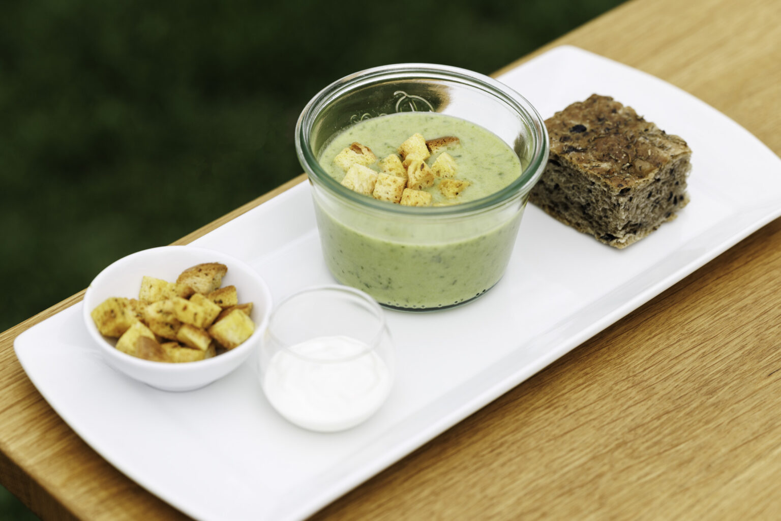 BIEL BIENNE - 16APR25 - Le p’tit Schluck Buvette im alten Pfoertnerhaus im Stadtpark Biel.

Frühlingssuppe «Baerlauch-Creme»     
Mit Croutons & Sauerrahm

https://leptitschluck.ch

Betrieben wird die Buvette von der Residenz Au Lac. In enger Zusammenarbeit mit dem Jugendkulturhaus X-Project werden generationenverbindende, soziokulturelle Veranstaltungen organisiert.

Residenz Au Lac Tel. 032 328 29 30 info@residenz-au-lac.ch

X-Project Tel. 077 486 41 08 office@x-project.ch

Biel Bienne, Mittwoch 16. April 2025

© SEVERIN NOWACKI Fotograf BR Postfach CH-3001 Bern Switzerland +41 79 761 33 46 PC 30-455681-8 info@nowacki.ch www.nowacki.ch