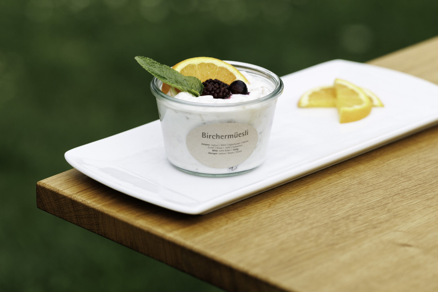 BIEL BIENNE - 16APR25 - Le p’tit Schluck Buvette im alten Pfoertnerhaus im Stadtpark Biel.

Birchermueesli (250g)        
Frisch & gesund mit saisonalen Zutaten

https://leptitschluck.ch

Betrieben wird die Buvette von der Residenz Au Lac. In enger Zusammenarbeit mit dem Jugendkulturhaus X-Project werden generationenverbindende, soziokulturelle Veranstaltungen organisiert.

Residenz Au Lac Tel. 032 328 29 30 info@residenz-au-lac.ch

X-Project Tel. 077 486 41 08 office@x-project.ch

Biel Bienne, Mittwoch 16. April 2025

© SEVERIN NOWACKI Fotograf BR Postfach CH-3001 Bern Switzerland +41 79 761 33 46 PC 30-455681-8 info@nowacki.ch www.nowacki.ch