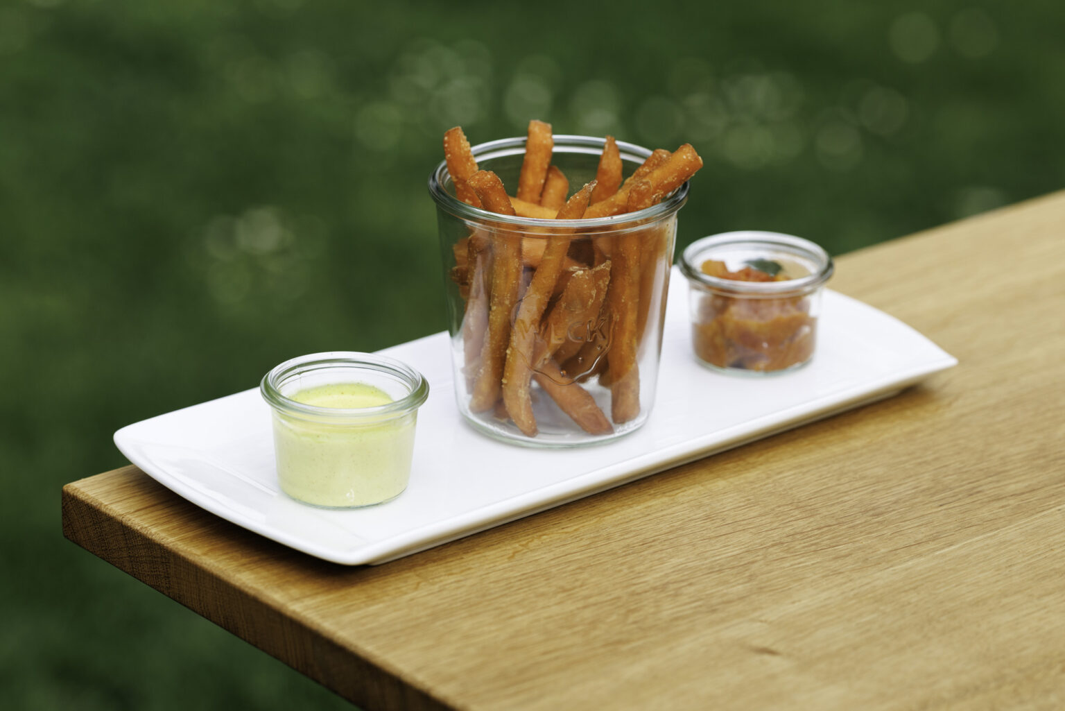 BIEL BIENNE - 16APR25 - Le p’tit Schluck Buvette im alten Pfoertnerhaus im Stadtpark Biel.

«Happy Fritz»
Suesskartoffel-Frites mit Chutney und Dip

https://leptitschluck.ch

Betrieben wird die Buvette von der Residenz Au Lac. In enger Zusammenarbeit mit dem Jugendkulturhaus X-Project werden generationenverbindende, soziokulturelle Veranstaltungen organisiert.

Residenz Au Lac Tel. 032 328 29 30 info@residenz-au-lac.ch

X-Project Tel. 077 486 41 08 office@x-project.ch

Biel Bienne, Mittwoch 16. April 2025

© SEVERIN NOWACKI Fotograf BR Postfach CH-3001 Bern Switzerland +41 79 761 33 46 PC 30-455681-8 info@nowacki.ch www.nowacki.ch